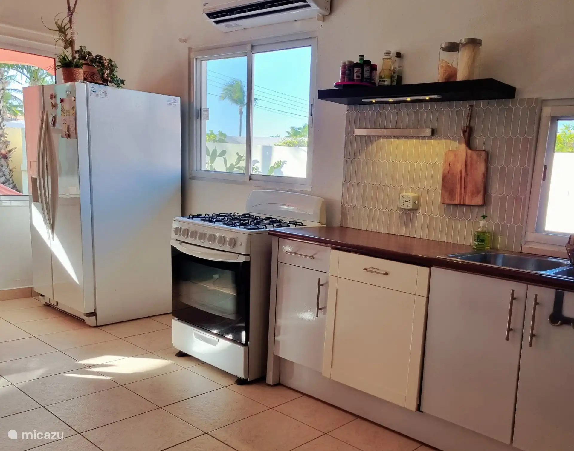 Doppelter Kühlschrank mit Gefrierfach und ein 6-Flammen-Gasherd mit Gasherd.