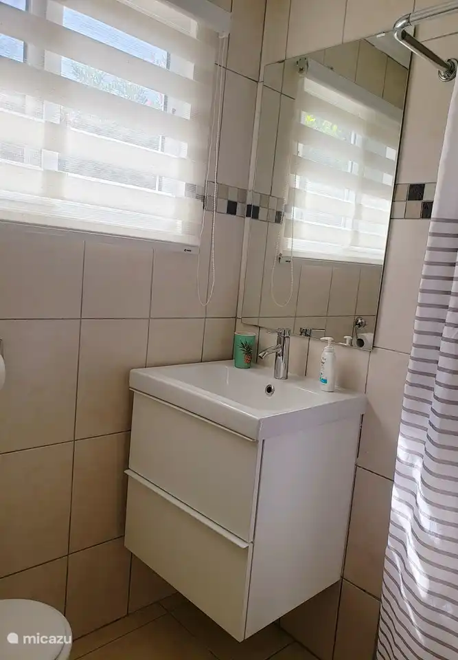 Badezimmerwaschbecken mit Kommode