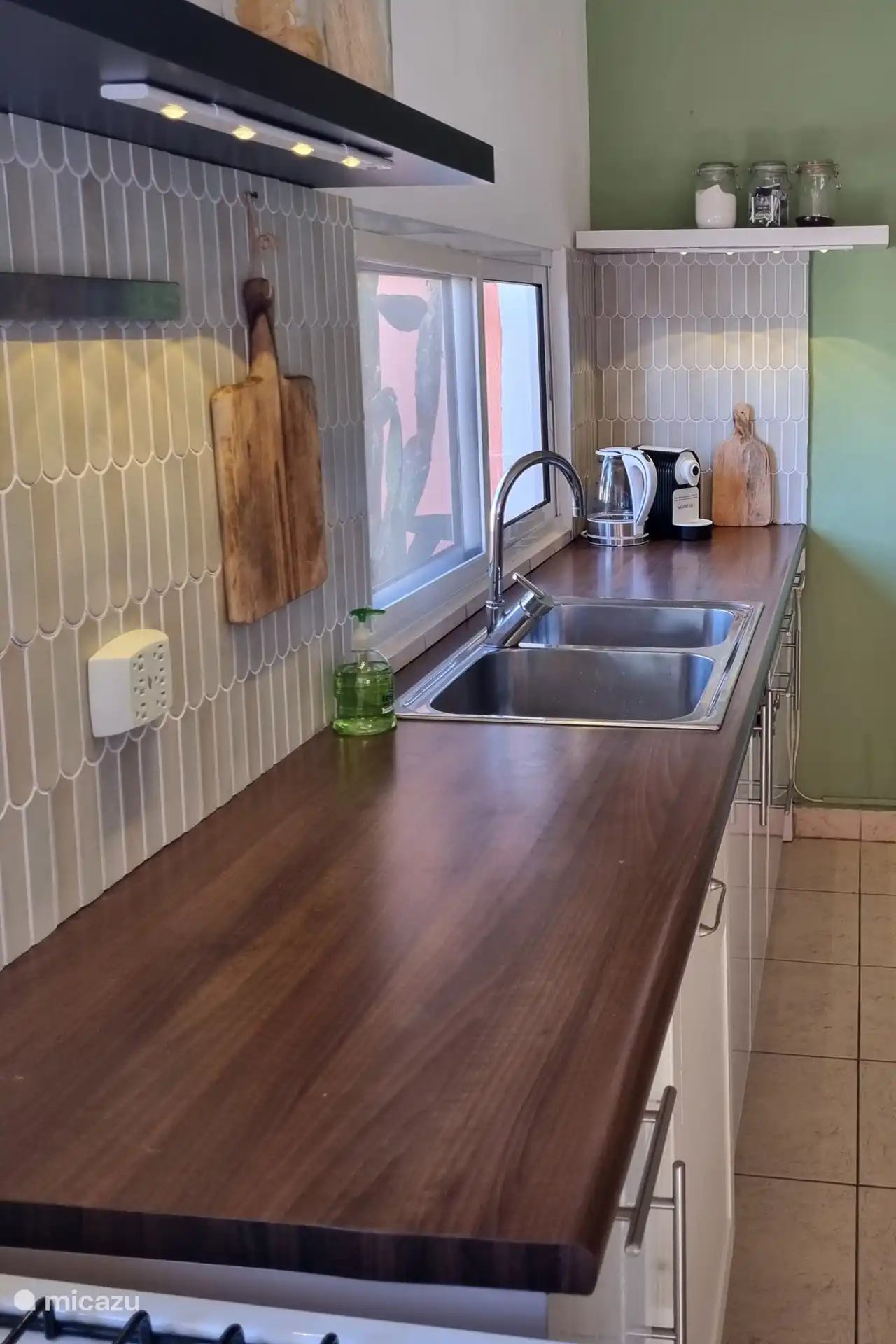 Arbeitsplatte mit Doppelwaschbecken.