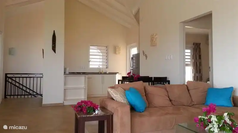 Wohnzimmer mit offener Küche im Obergeschoss, die in sehr großen überdachten Veranda mit Blick auf das Karibische Meer läuft