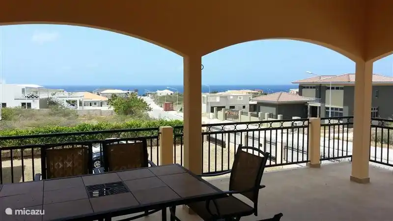 Entspanntes Frühstück mit Meerblick