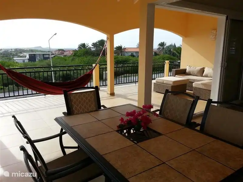 Essbereich im Obergeschoss auf der Veranda