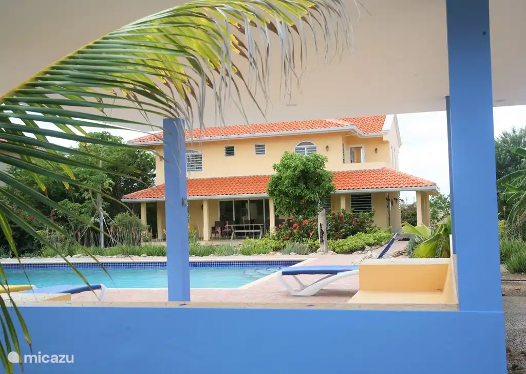 Blick auf die Villa Bob vom neuen Lounge-Bereich am Pool