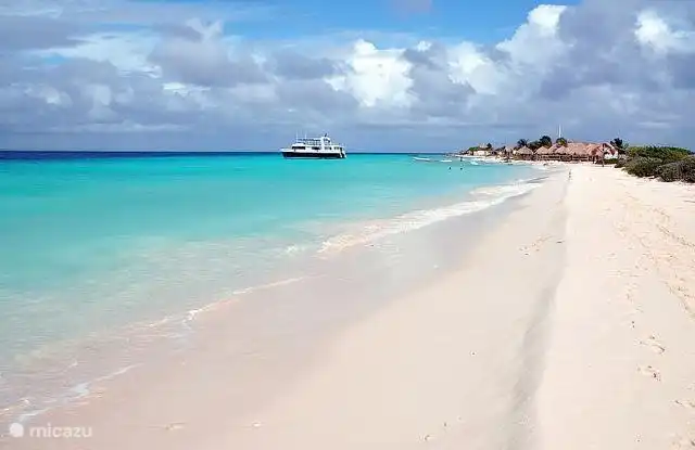 Mermaid Boat Trips geht dreimal in der Woche Tag nach Klein Curacao. Dies ist eine köstliche einsamen Insel. Die Meerjungfrau verlässt aus dem Kreisverkehr an der Caracas Bay, 1 km. Bob Villa.