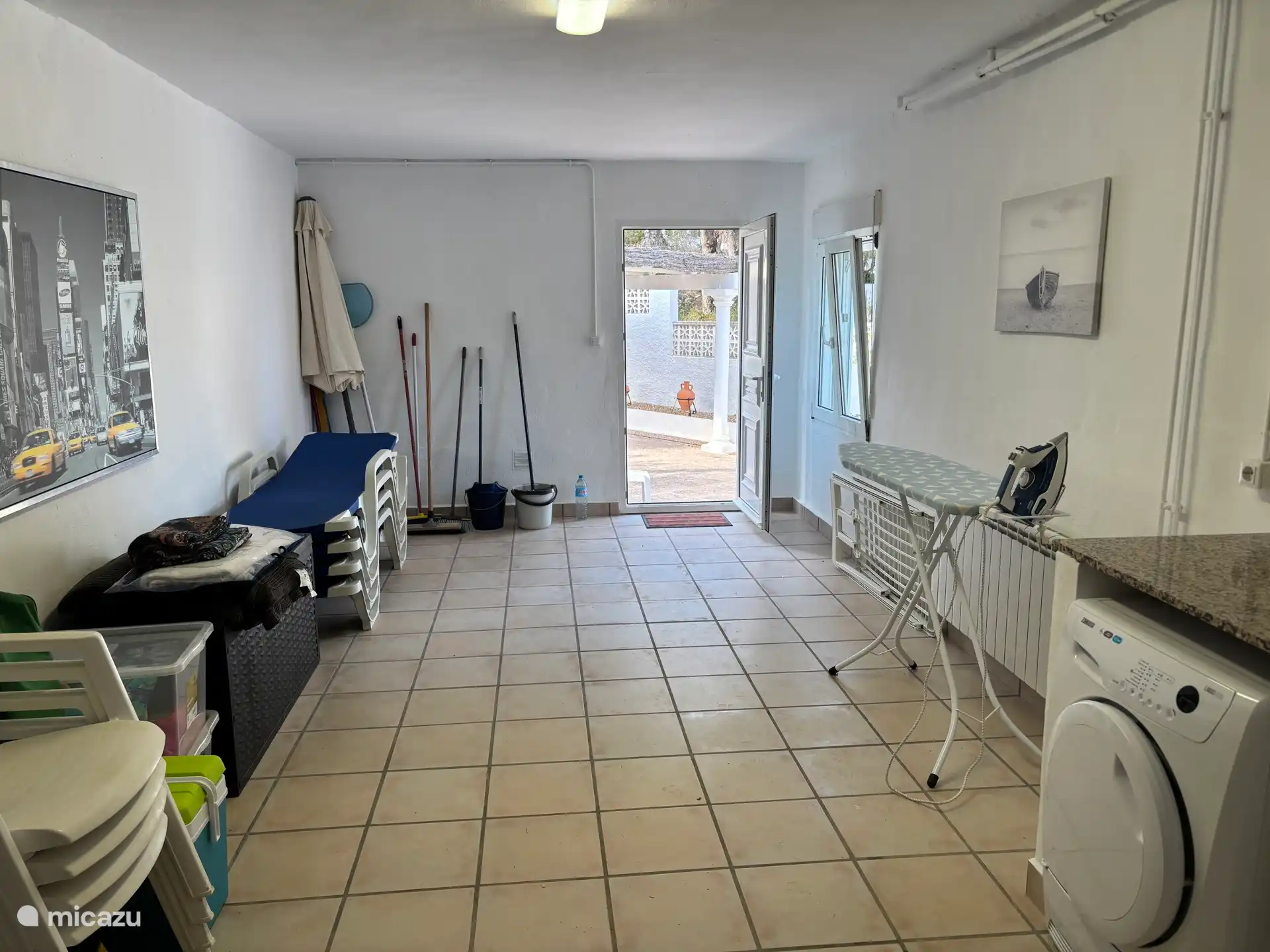 Im Erdgeschoss befindet sich ein Raum mit Waschmaschine und Trockner. 