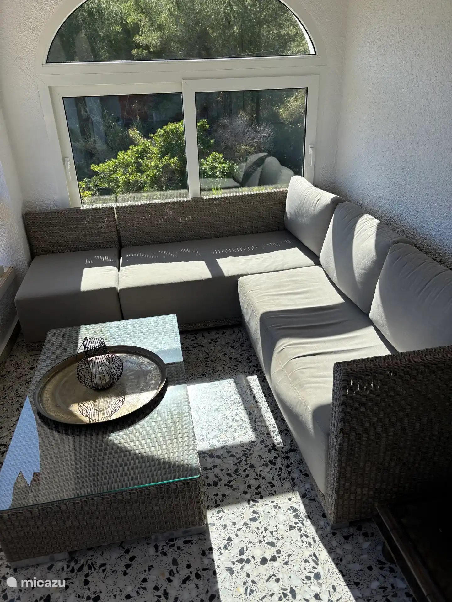 Lounge-Sofa auf der oberen Terrasse. 