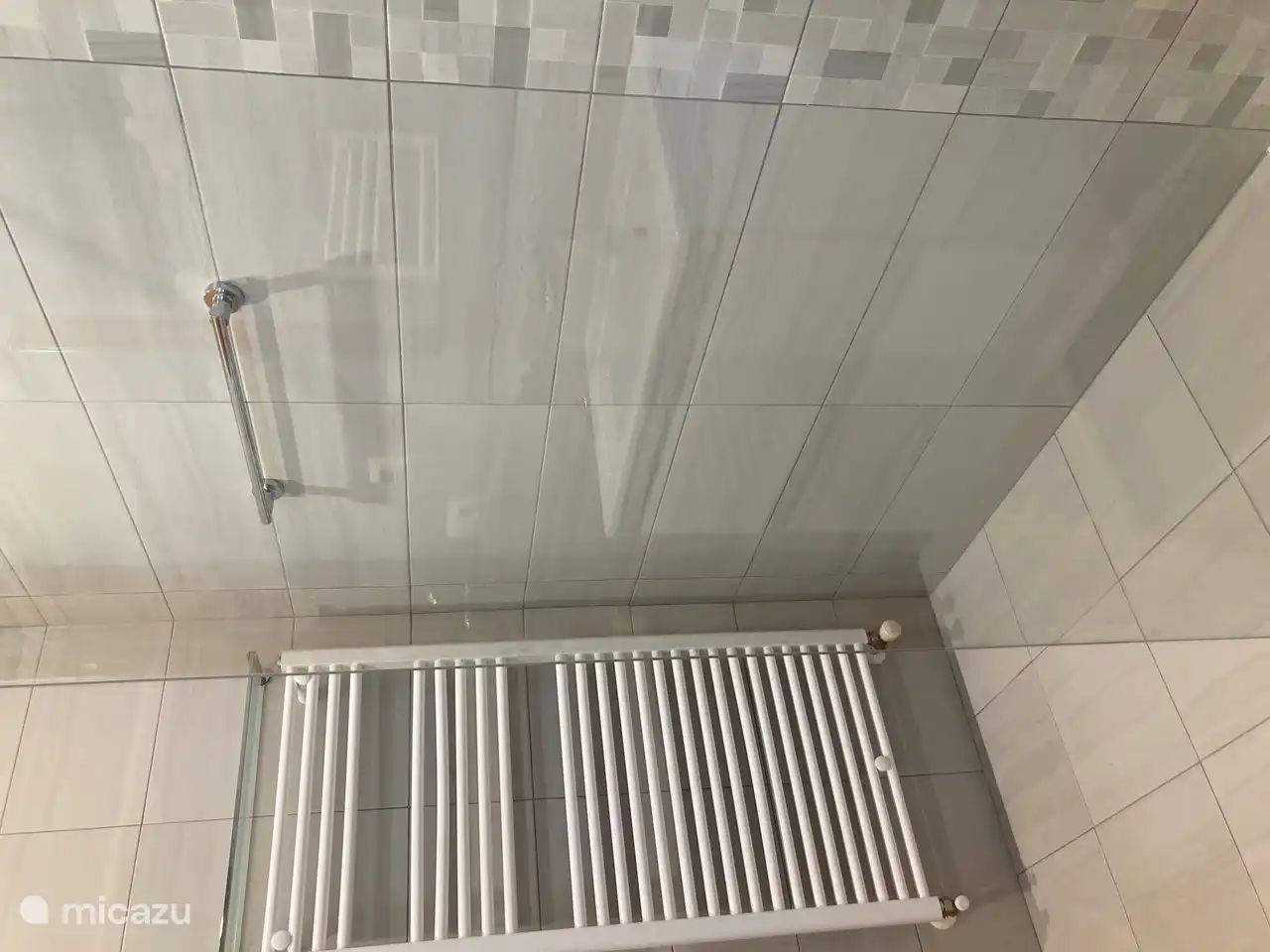 Badezimmer mit Fußbodenheizung.