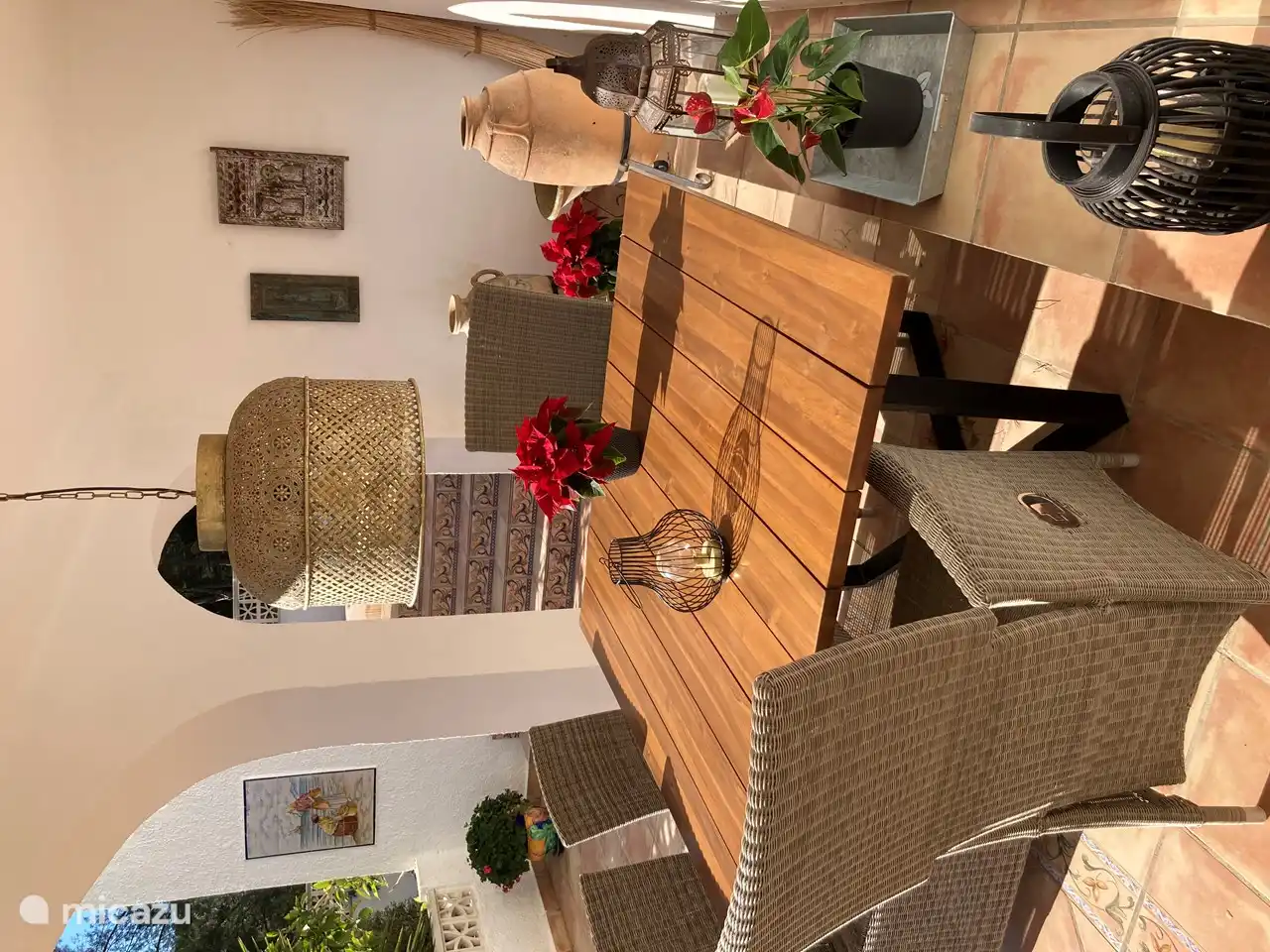 Terrasse im Erdgeschoss mit Tisch und Stühlen.