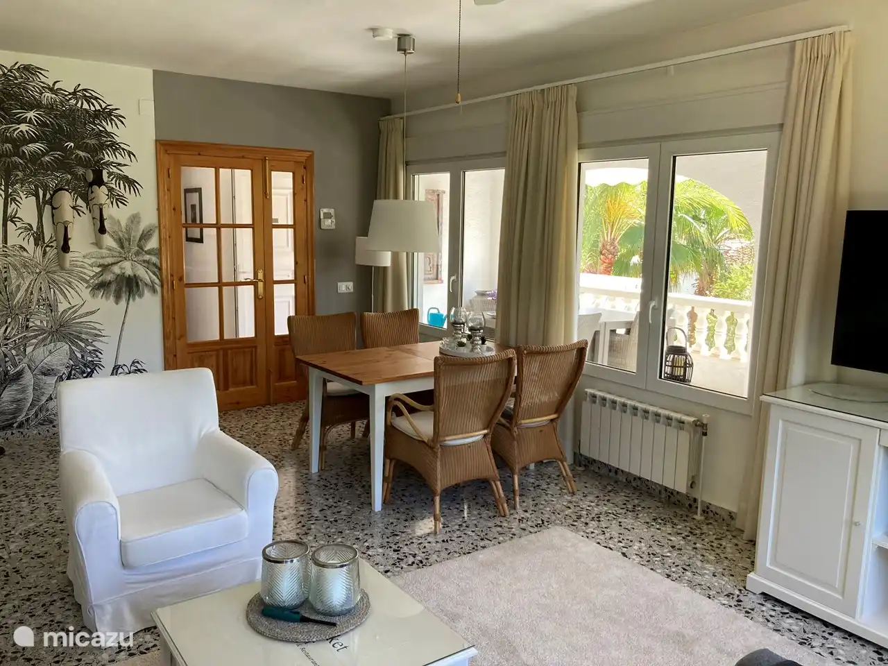 Tür zum Wohnzimmer und Blick auf die obere Terrasse.