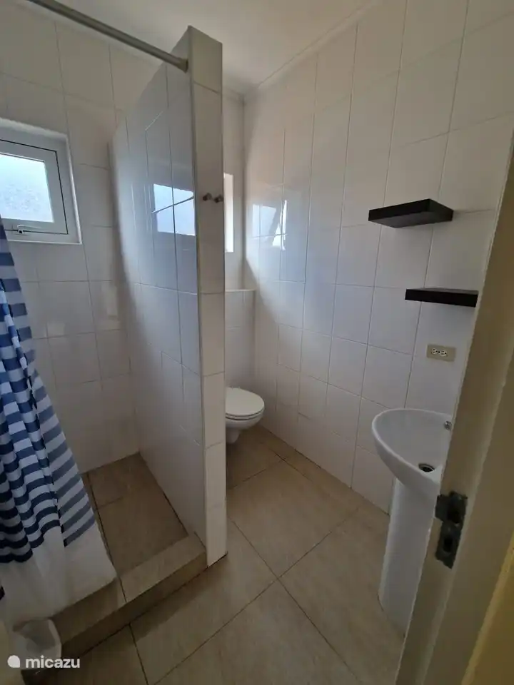 petite salle de bain, commune aux 2 chambres