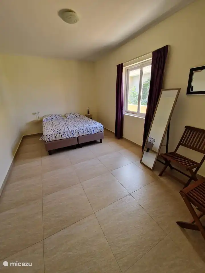 chambre principale avec salle de bain séparée