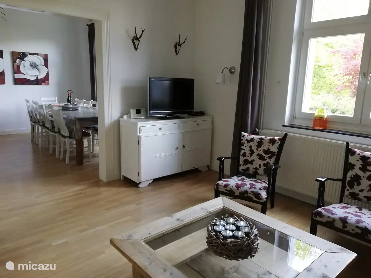 El comedor y la sala de estar est&#225;n uno al lado del otro.