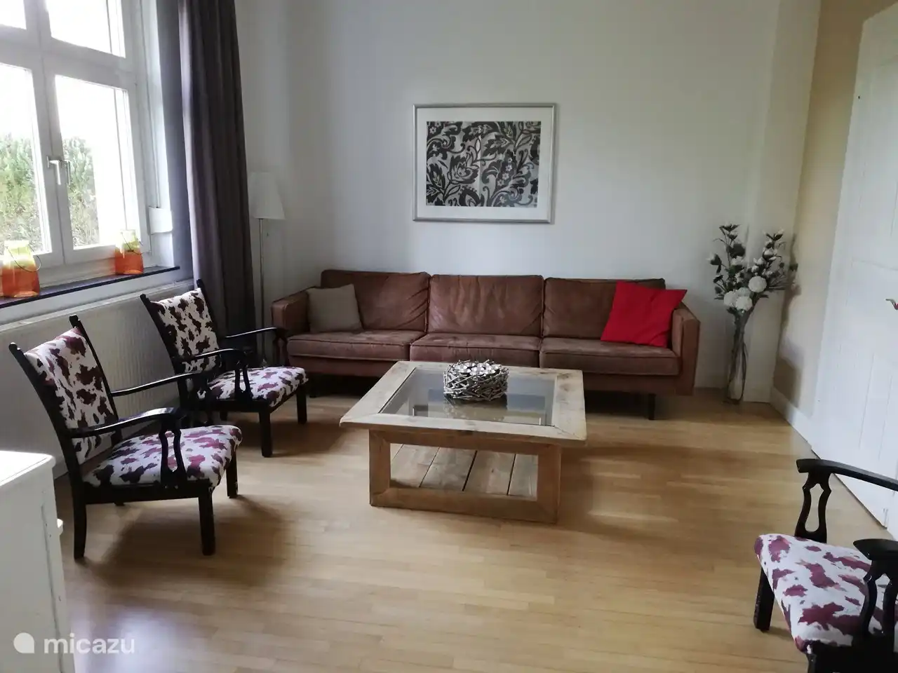 El sal&#243;n est&#225; equipado con TV (con canales holandeses a trav&#233;s de CanalDigital), radio, DVD, reproductor de CD, amplio sof&#225; de 3 plazas y 4 sillones.