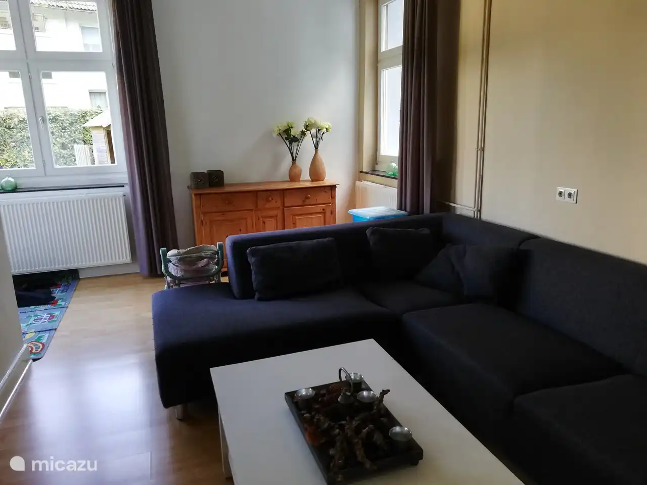 En esta habitaci&#243;n L maravillosamente iluminada hay una sala de estar adicional para leer tranquilamente un libro, por ejemplo. El rinc&#243;n de juegos tambi&#233;n est&#225; en esta habitaci&#243;n.