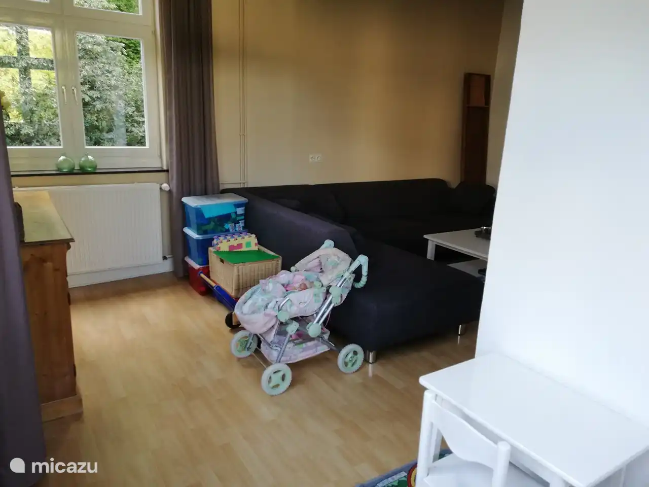 La sala L se encuentra junto a la sala de estar.