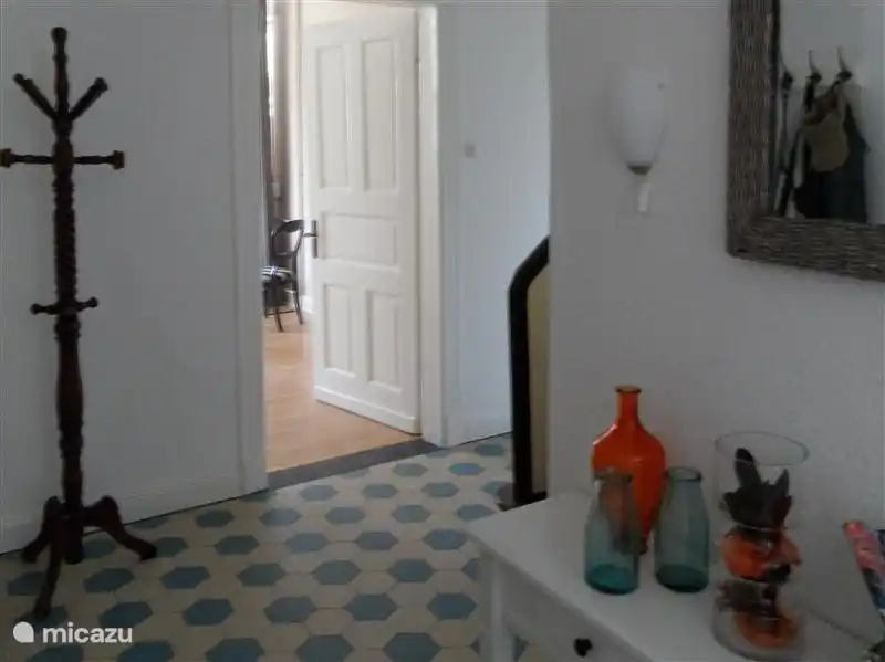 El sal&#243;n, con hermoso suelo de baldosas aut&#233;nticas.