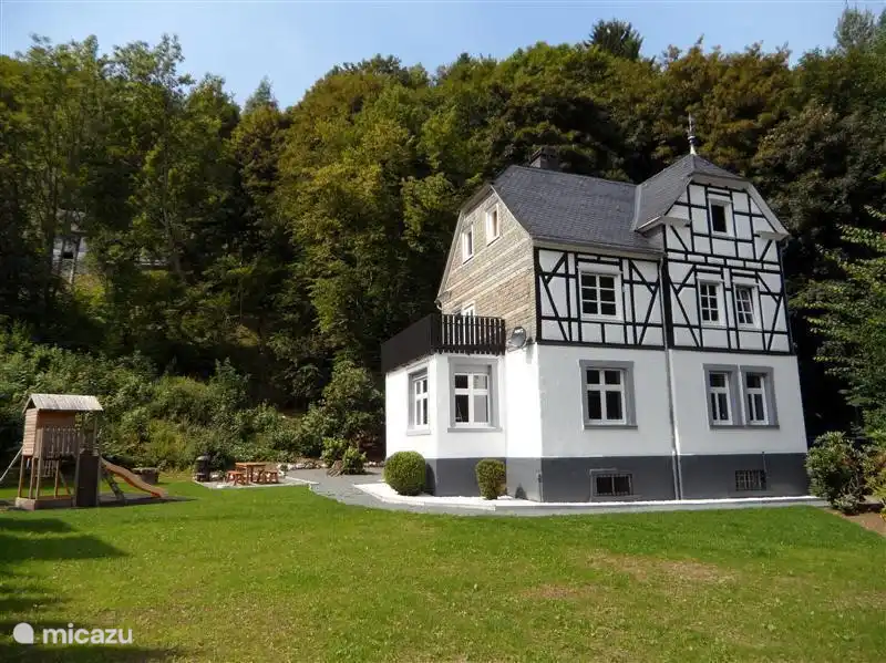 Casa con entramado de madera de 1910 con mucho espacio dentro y alrededor de la casa. El jard&#237;n est&#225; por todas partes.