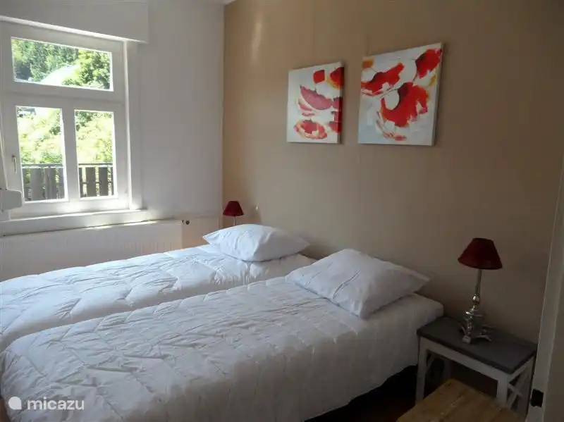 La habitaci&#243;n del balc&#243;n, con una hermosa vista. Cada dormitorio tiene su propio armario.