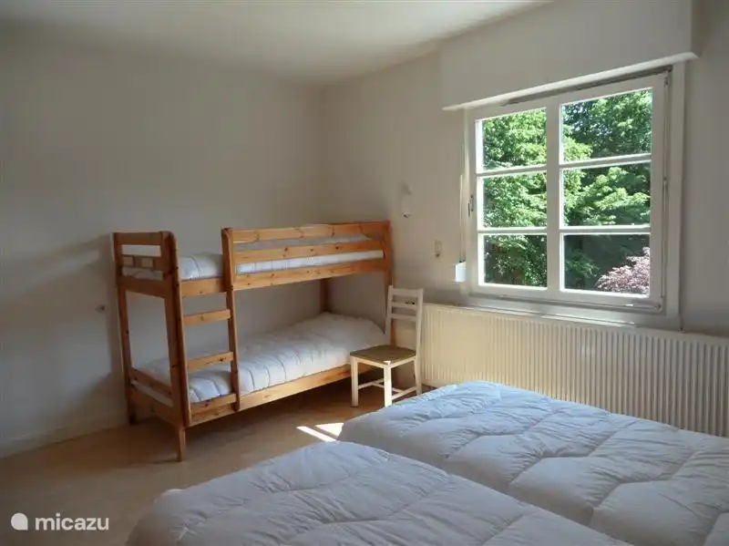 Adem&#225;s de los 12 somieres individuales, hay una litera (extra), que es ideal para los ni&#241;os. Se ha colocado una cama individual extra en uno de los otros dormitorios. El n&#250;mero total de camas es de 15.