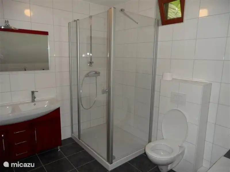 El ba&#241;o nuevo (con calefacci&#243;n por suelo radiante) en el segundo piso tiene un ba&#241;o, una espaciosa cabina de ducha, inodoro y lavabo doble.