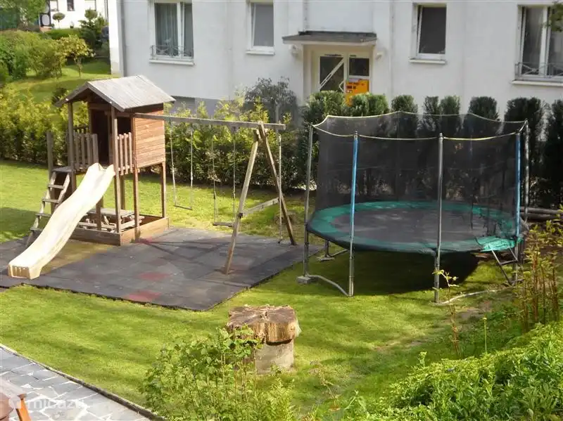 Trampol&#237;n grande y equipo de juegos divertido para los ni&#241;os. Con 2 columpios, anillas, tobog&#225;n, casita y roc&#243;dromo.