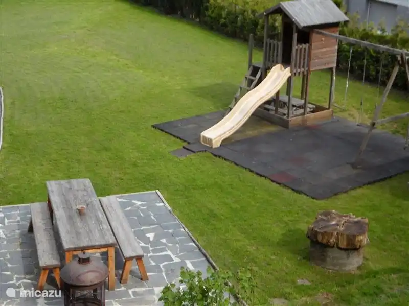 Desde la terraza se tiene una vista de los juegos infantiles y el trampol&#237;n.