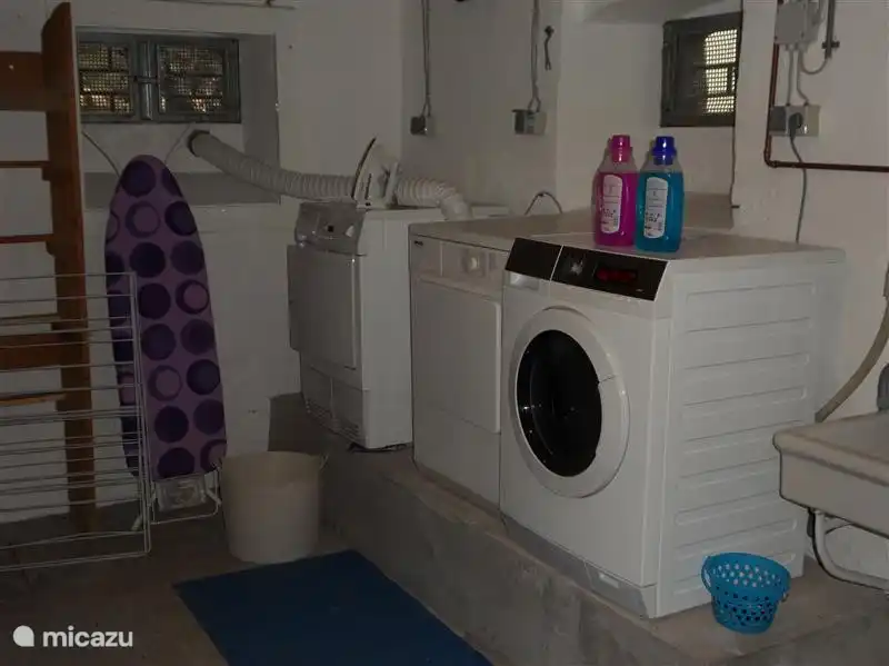 En el s&#243;tano hay lavadora, secadora, tabla de planchar/plancha y tendedero.