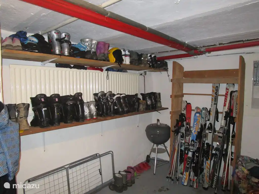 Espacio suficiente para el material de esqu&#237; en el s&#243;tano climatizado. Hay varios trineos disponibles.