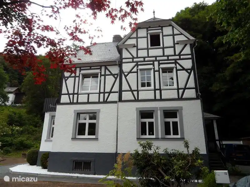 Vista frontal de la casa.