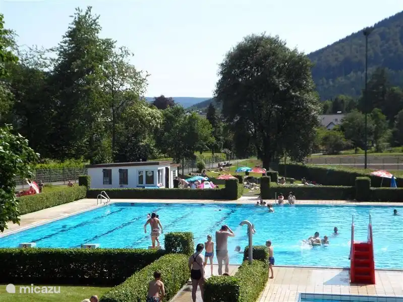 La piscina al aire libre en Siedlinghausen se encuentra a poca distancia de la casa. Tambi&#233;n hay una piscina cubierta en el pueblo.
