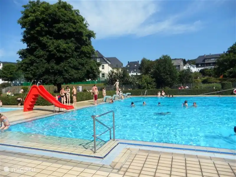 La piscina al aire libre. Con la Sauerland Card tambi&#233;n obtienes un descuento en el precio de la entrada.
