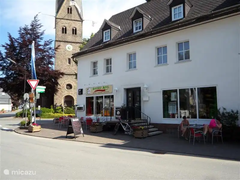 El restaurante der Gruner Apfel se encuentra a 200 metros de la casa. &#161;Recomendado!