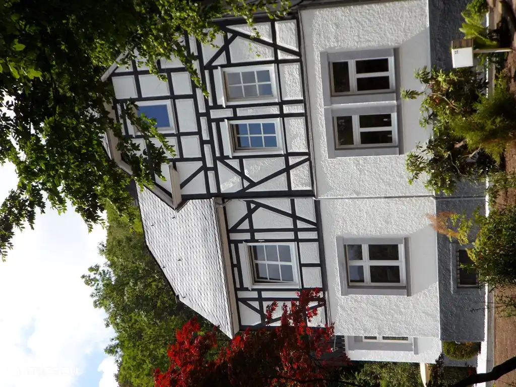 &#161;Bienvenido a Haus am Anger!
Vista frontal de la casa de entramado de madera.