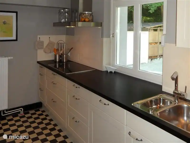 Cocina nueva con lavavajillas, vitrocer&#225;mica y mucho espacio de alacena.