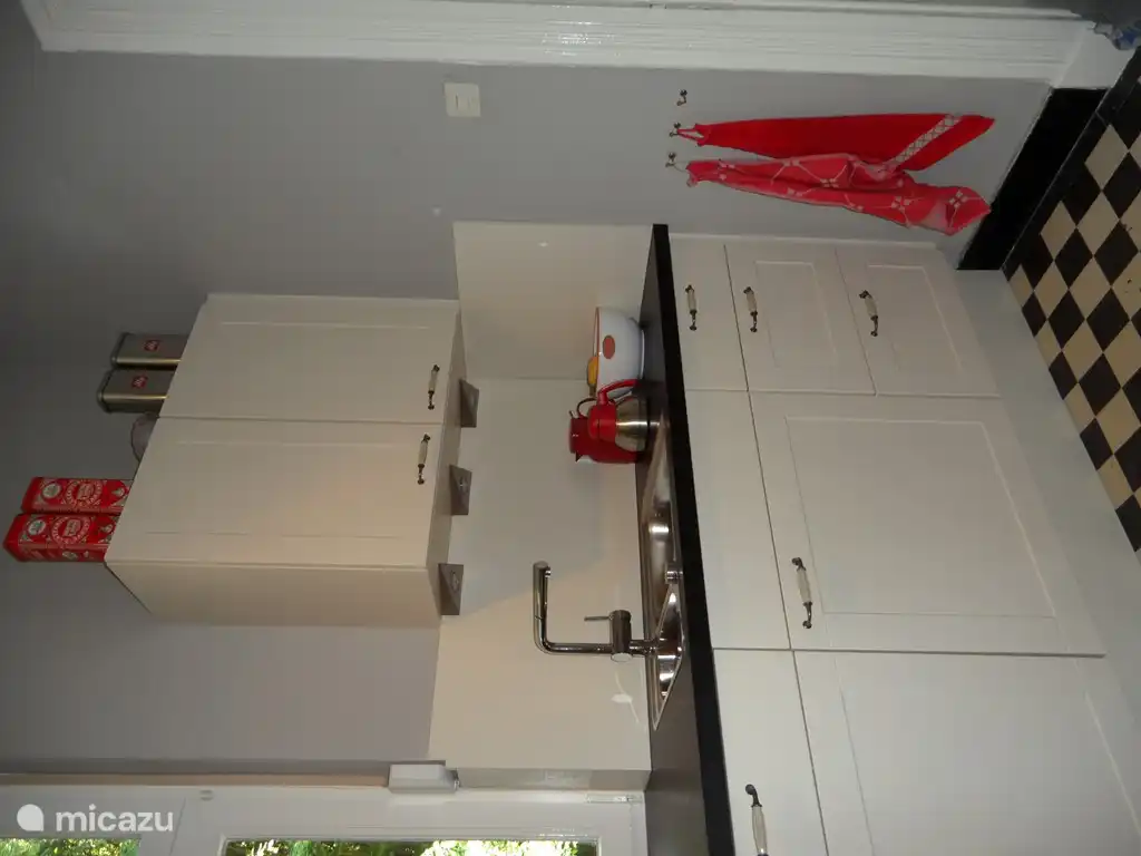 Fregadero y espacio adicional en el armario.