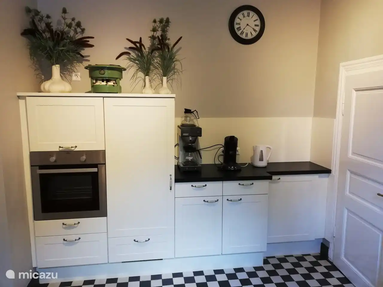 En este lado de la cocina se encuentra el horno, microondas, heladera, cafetera (Bravilor), tetera, senseo.