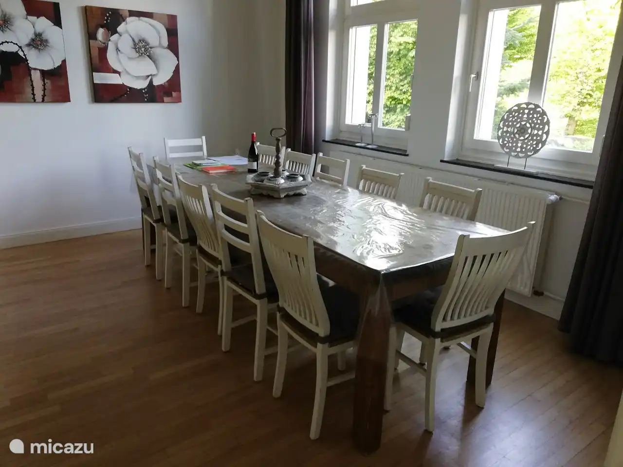 Amplia mesa de comedor de 3 metros de largo, para sentarse juntos c&#243;modamente.