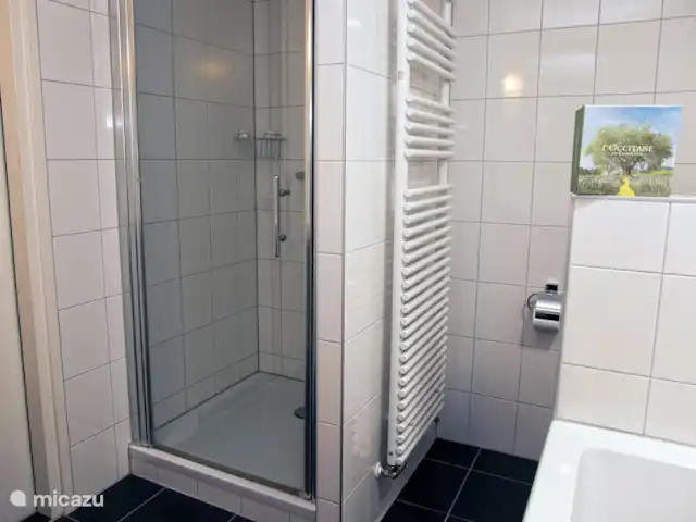 Péniche de luxe 'Sweltsje' | Pays-Bas, Frise, Eernewoude - camping-car / yacht / péniche Douche