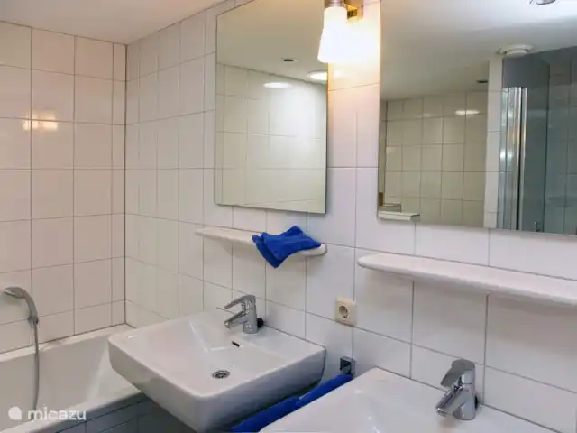 Péniche de luxe 'Sweltsje' | Pays-Bas, Frise, Eernewoude - camping-car / yacht / péniche Lavabo