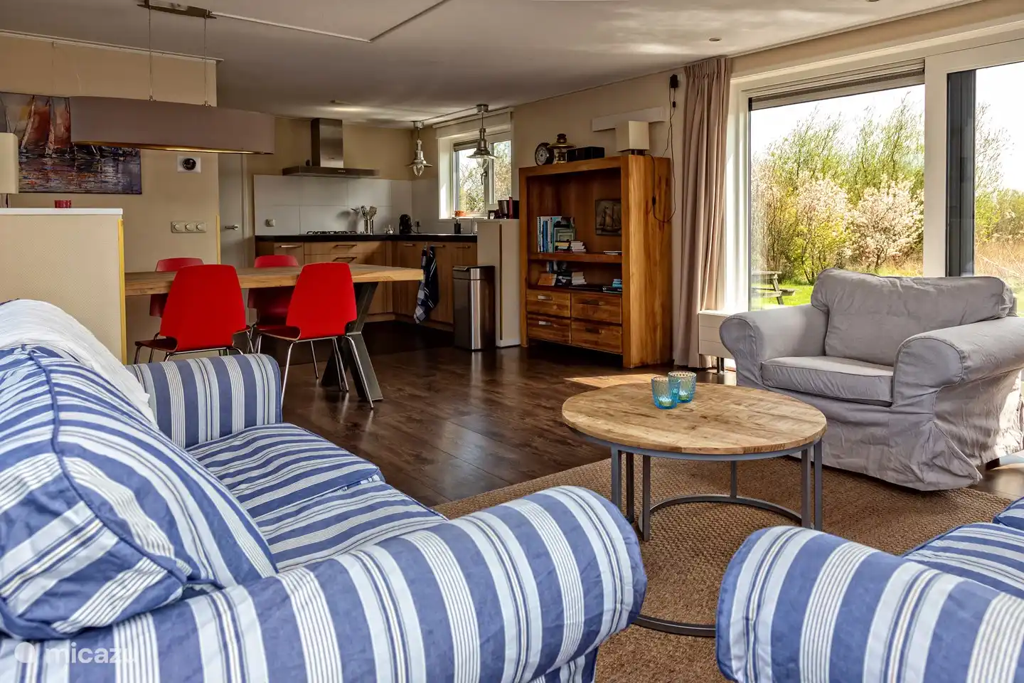 sitting area/dining area/kitchen