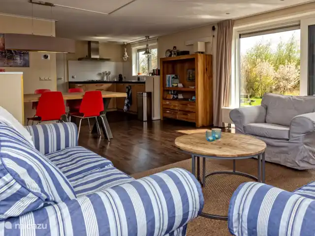 Péniche de luxe 'Sweltsje' | Pays-Bas, Frise, Eernewoude - camping-car / yacht / péniche salon/salle à manger/cuisine