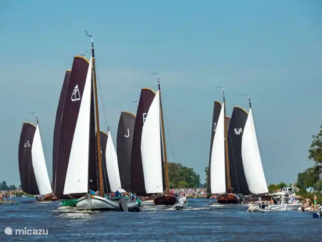Péniche de luxe 'Sweltsje' | Pays-Bas, Frise, Eernewoude - camping-car / yacht / péniche Skûtsjesilen