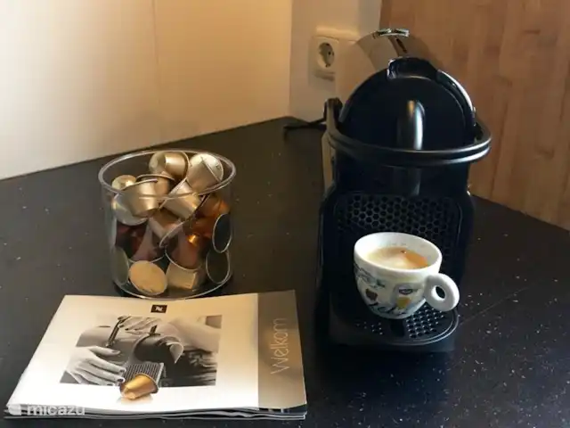 Péniche de luxe 'Sweltsje' | Pays-Bas, Frise, Eernewoude - camping-car / yacht / péniche Machine Nespresso