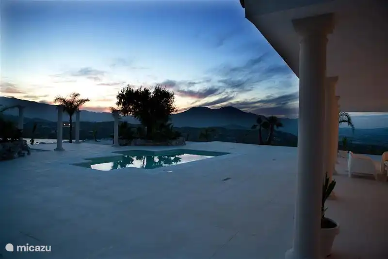 Casa Los Pilares - Ansicht bei Nacht