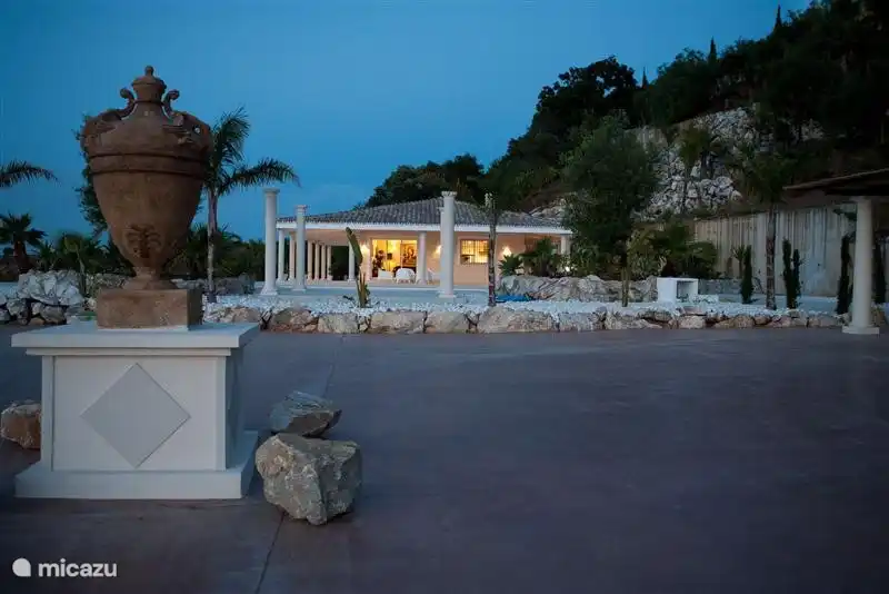 Casa Los Pilares - by night