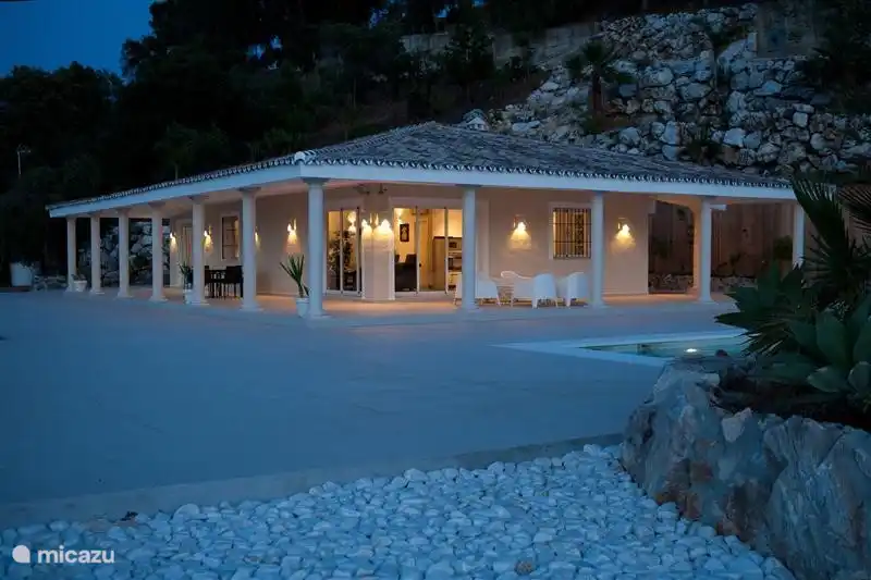 Casa Los Pilares - by night