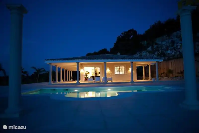 Casa Los Pilares und Pool bei Nacht