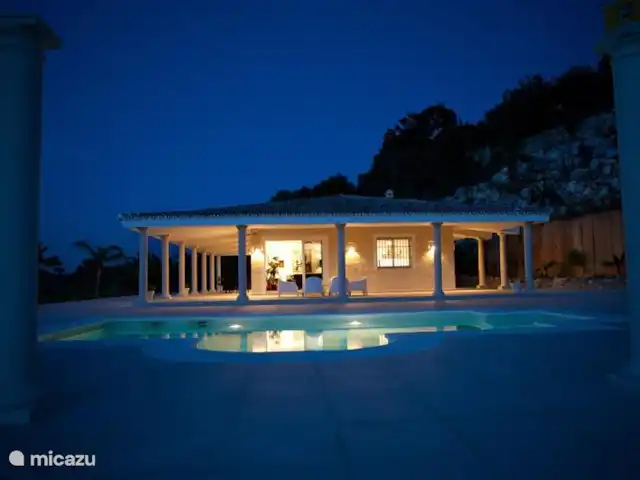 Casa Los Pilares huren in Spanje, Andalusië, Monda - villa Casa Los Pilares en zwembad by night