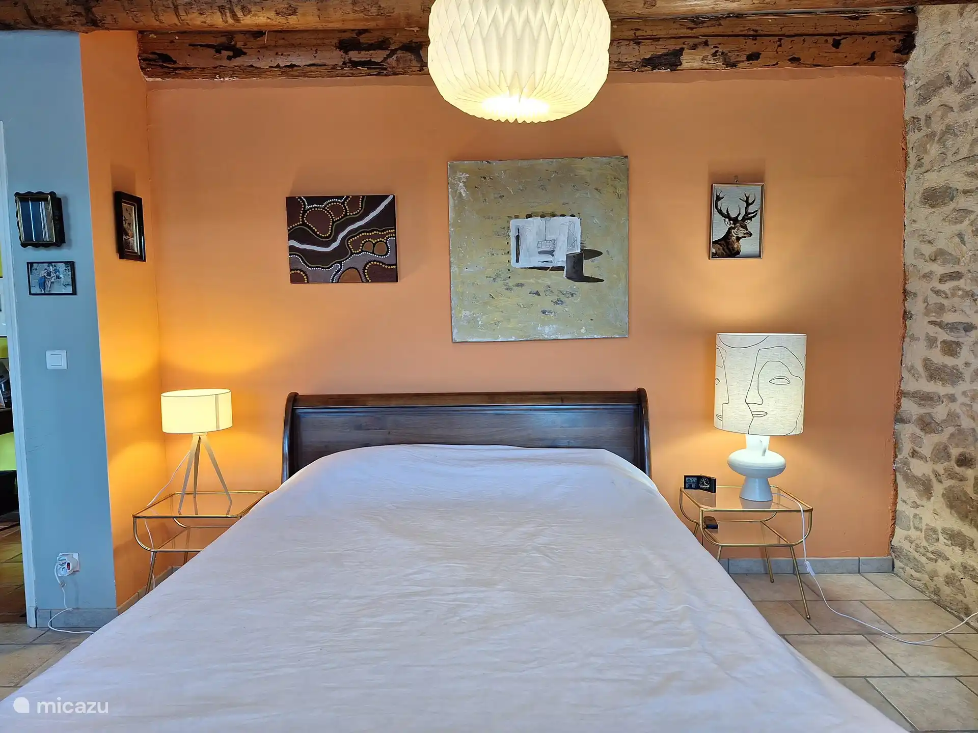 Grote slaapkamer op de begane grond met een comfortabel bed van 160 x 210. De matras is nieuw en zeer comfortabel (Emma matras)