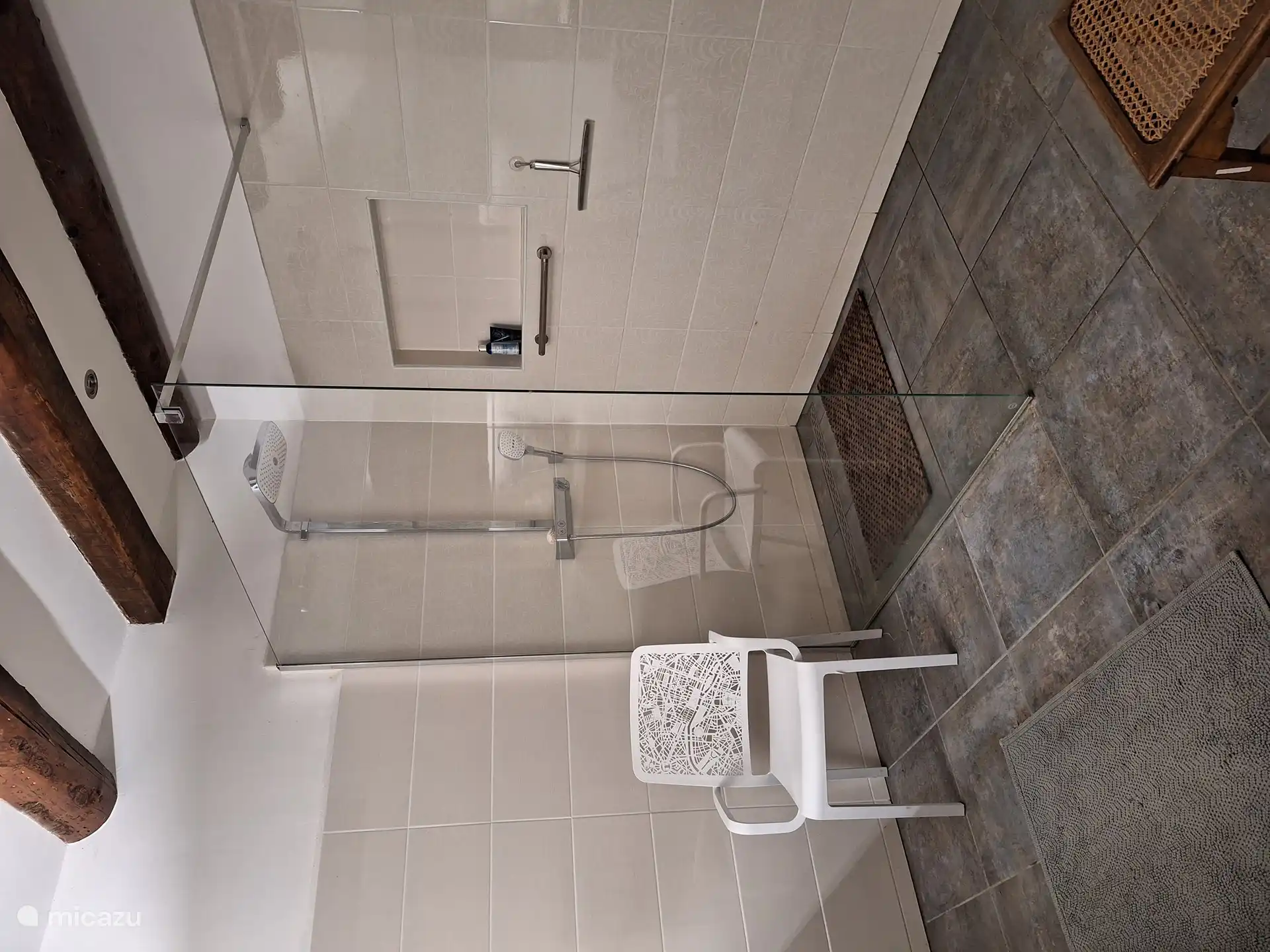 De badkamer is eveneens vernieuwd en heeft een royale inloopdouche en een dubbele wastafel. Een fohn is voor u beschikbaar, evenals twee badjassen.